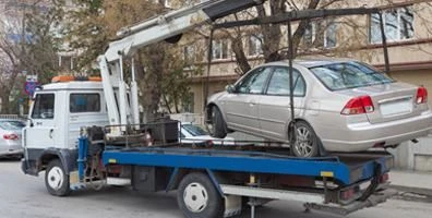 Autogrúas Chano grúa remolcando automóvil
